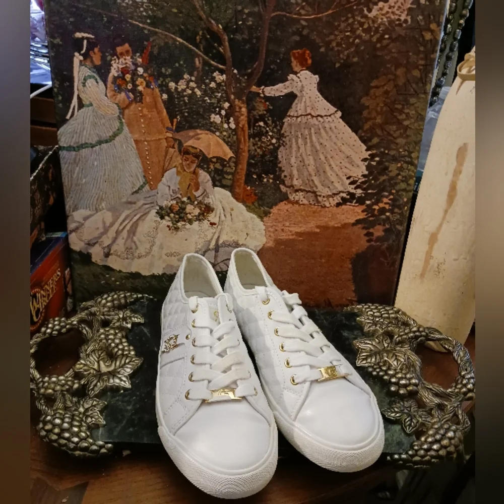 👟👟GBG Guess Women’s White Leather 🧦Quilted Pattern Shoes Size 8M.🧢🛍🎁 - Picture 2 of 14